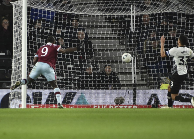 West Ham's Michail Antonio (L) scores his side's second goal during the English FA Cup 4th round match against Derby County in Derby, England.