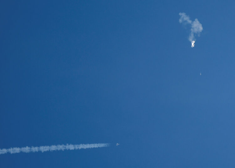 Race for the wreckage 1 - Egyptian Gazette U.S. Shoots Down Chinese Spy Balloon Off the Coast of the Carolinas