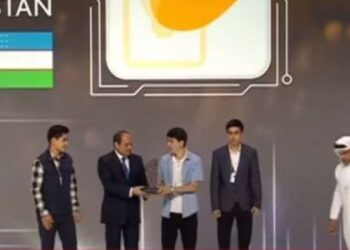 Sisi delivers Award for Best Governmental Applications in Dubai