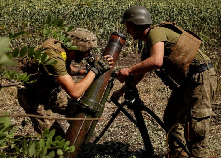 Ukrainian servicemen fire a mortar on a front line, as Russia's attack on Ukraine continues, in Donetsk region, Ukraine August 18, 2022. REUTERS/Stringer