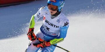 American skier Shiffrin takes early lead in GS at worlds