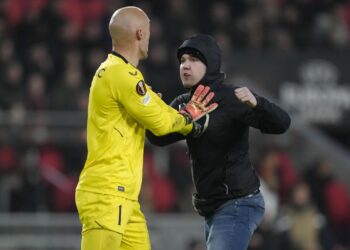 UEFA opens inquiry into fan attack on Sevilla goalkeeper