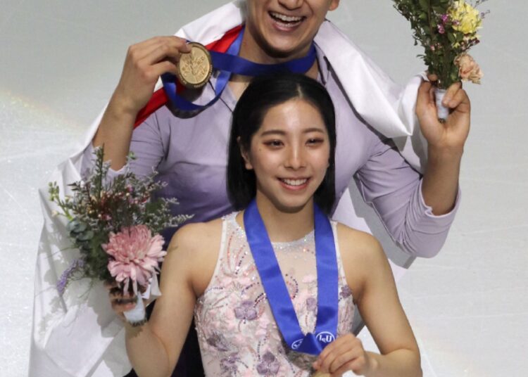 Riku Miura (front) and Ryuichi Kihara pose with their gold medals after winning the pairs free skating at the Four Continents Figure Skating Championships in Colorado.