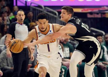 Milwaukee Bucks outlast Phoenix Suns