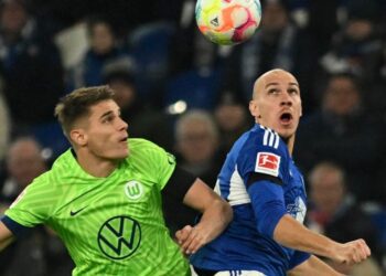 Schalke fighting for Bundesliga survival after draw