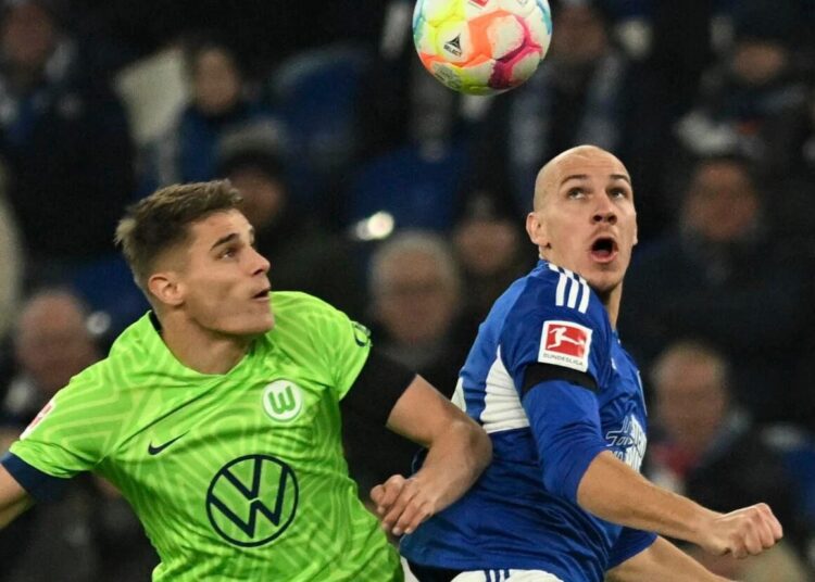 Schalke fighting for Bundesliga survival after draw 1 - Egyptian Gazette Schalke's Michael Frey (R) and Wolfsburg's Micky van de Ven fight for the ball during the German Bundesliga match in Gelsenkirchen, Germany.