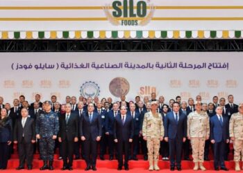Sisi poses for photo op with Silo Foods staffers 3 - Egyptian Gazette Sisi poses for photo op with Silo Foods staffers