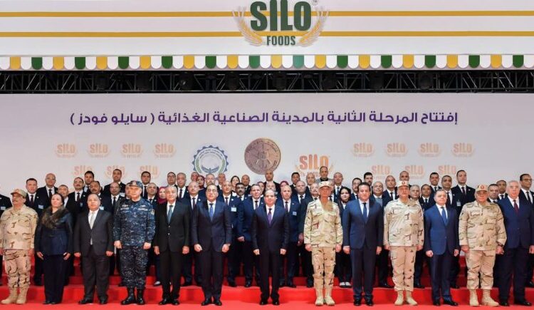 Sisi poses for photo op with Silo Foods staffers 1 - Egyptian Gazette