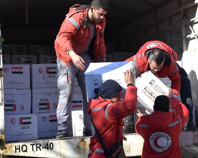 UAE sends more aid to quake-affected people in Syria 1 - Egyptian Gazette أبوظبي في 17 فبراير/ وام / تستمر دولة الإمارات العربية المتحدة لليوم الثاني عشر على التوالي في إرسال المساعدات الإغاثية للمتضرين من الزلزال في كل من سوريا وتركيا والتي تأتي ضمن عملية “الفارس الشهم 2” حيث بلغ عدد الرحلات إلى سوريا 58 طائرة شحن محملة 1918 طنا من المواد الإغاثية وكذلك 39 طائرة شحن محملة 706 أطنان إلى تركيا ليصبح عدد الرحلات 97 تحمل على متنها 2624 طنا من المواد الغذائية والطبية وخيم إيواء حتى الآن. وتستمر فرق البحث والإنقاذ الإماراتية بتركيا في مساعيها لإنقاذ العالقين تحت الأنقاض من خلال أجهزة ومعدات متطورة في مجال البحث والإنقاذ.
