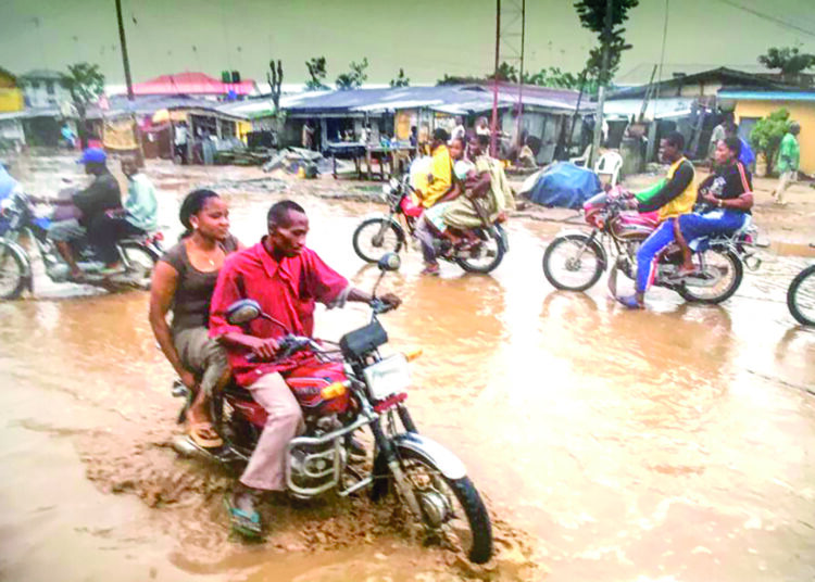 CPW participants tell the compelling stories of their photos 1 - Egyptian Gazette Scene of traffic, rain and poor streets with deep puddles of water in Niger Delta.