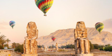 68 hot air balloons fly over Luxor, carrying more than 1,800 tourists