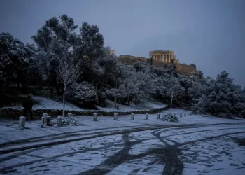 Greece: Snow reaches Acropolis, halts services