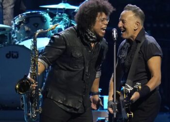 Exuberant Springsteen, E St. Band launch 1st tour in 6 years