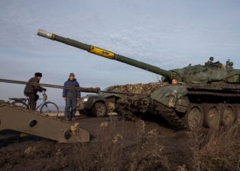 Ukraine talks further aid with US as training on modern tanks starts