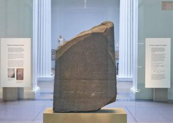 Hawass: Sign petition to get Egyptian antiquities back