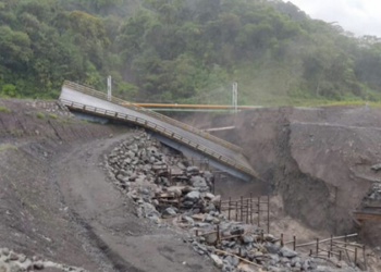 Ecuador suspends oil exports after bridge collapse
