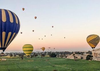23 hot air balloons fly in Luxor, carrying 440 tourists