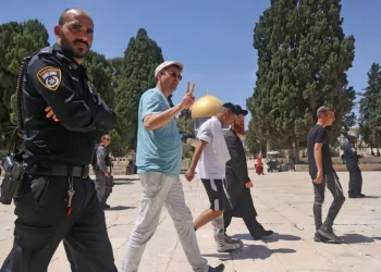 Scores of settlers storm into Aqsa