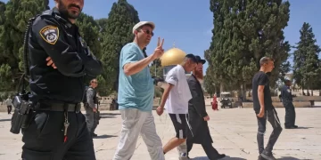 Scores of settlers storm into Aqsa
