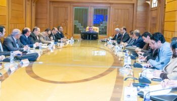 Military production min. discusses development plans, policies