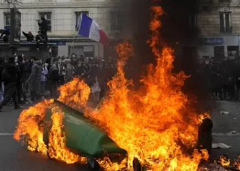 Paris trash strike ends, smaller pension protest turnout