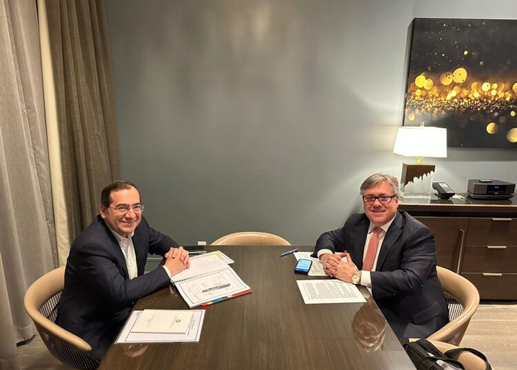 Molla confers with Chevron Int'l chief on increasing production in Egypt 1 - Egyptian Gazette