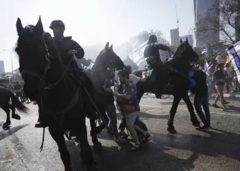 Israeli police crack down, clash with anti-Netanyahu protest