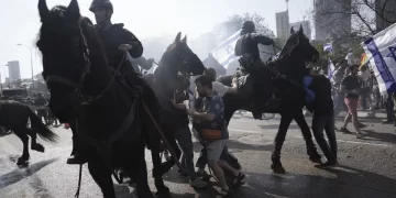 Israeli police crack down, clash with anti-Netanyahu protest