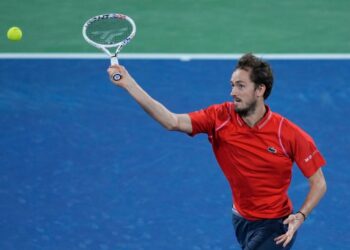 Medvedev beats Djokovic in Dubai