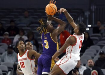 Houston beats East Carolina, gets back-to-back 30 wins