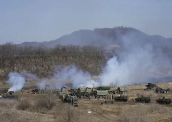 US, S. Korea hold drills as North launches missiles from sub