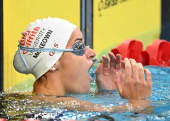 McKeown breaks 200m backstroke world record