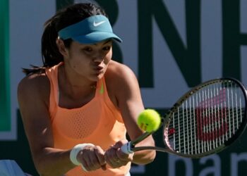 Murray survives tense battle, Raducanu advances at Indian Wells