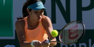 Murray survives tense battle, Raducanu advances at Indian Wells