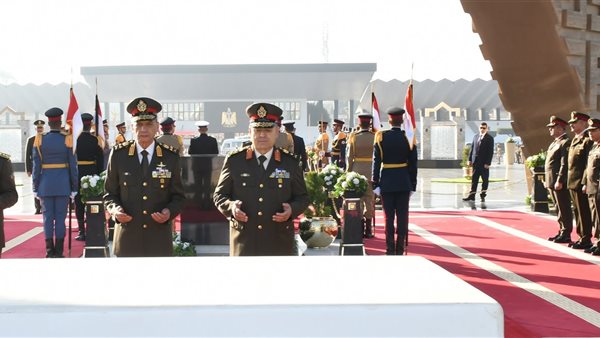 Sisi delegates defense minister to lay down wreath of flowers at memorial of Armed Forces martyrs 2 - Egyptian Gazette Sisi delegates defense minister to lay down wreath of flowers at memorial of Armed Forces martyrs 1 - Egyptian Gazette