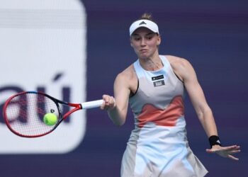 Rybakina glides into Miami semi-finals