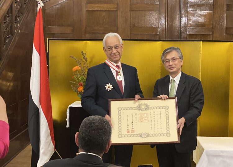 Ambassador Oka Hiroshi honouring former minister Hany Helal in the ceremony held Tuesday night.