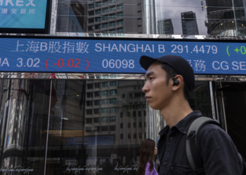 World shares fall on banking turmoil, recession worries