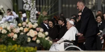 Pope, big crowd mark Easter in flower-adorned Vatican square 1 - Egyptian Gazette Pope, big crowd mark Easter in flower-adorned Vatican square