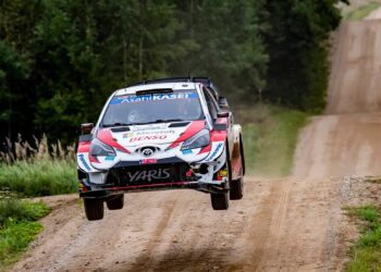 Evans leads in Croatia after Neuville crashes out