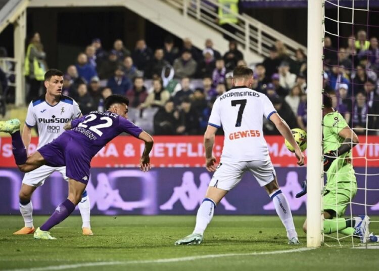 Fiorentina's Nicolas Gonzalez (2nd left) attempts to score during the Serie A match against Atalanta in Florence.