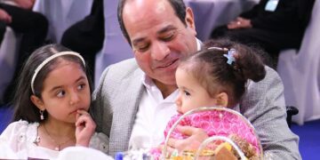 Sisi takes breakfast with number of families of army, police martyrs during Eid Al- Fitr celebration