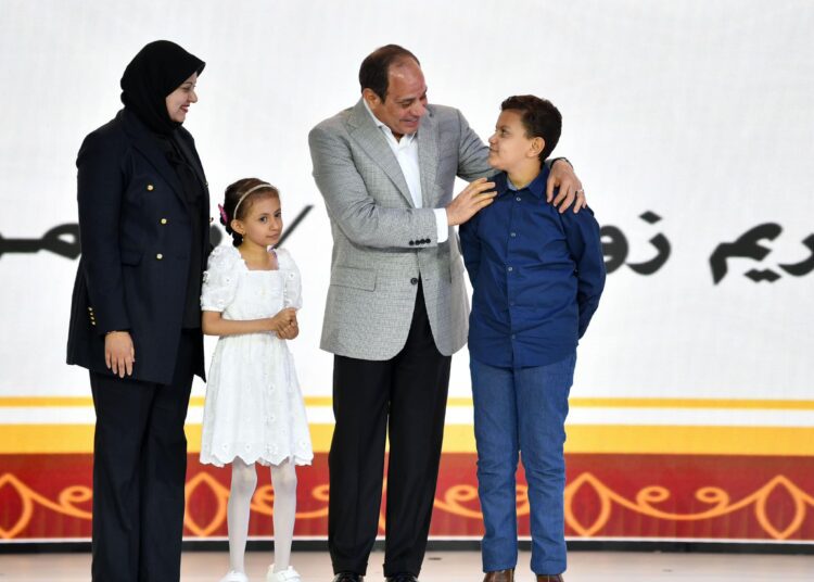 Sisi honors number of families of army, police martyrs 2 - Egyptian Gazette Sisi honors number of families of army, police martyrs 1 - Egyptian Gazette