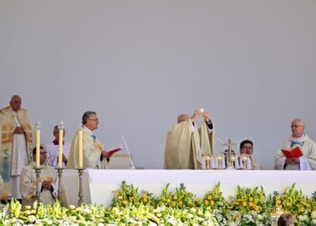 Don’t shut door on foreigners, migrants, Pope Francis says in Hungary