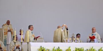 Don’t shut door on foreigners, migrants, Pope Francis says in Hungary