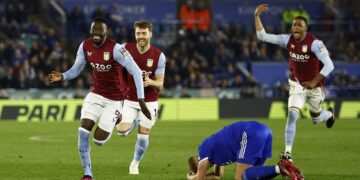 Villa beat 10-man Leicester 2-1 with late Traore winner
