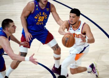 Murray scores 34, Nuggets stun Suns 125-107 in Game 1
