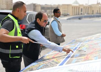 President Sisi inspects road projects in Giza