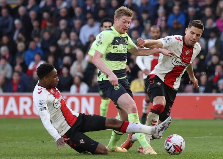 EPL: Man City keeps pressure on Arsenal 1 - Egyptian Gazette Manchester City’s Belgian midfielder Kevin De Bruyne (C) is fouled for a penalty during the English Premier League match against Southampton.