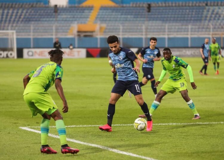 Pyramids FC draw in CAF Confederation Cup 1 - Egyptian Gazette Pyramids’ Moustafa Fathi (C) vies for the ball against Marumo Gallants players during their first-leg of the Confederation Cup quarters in Cairo.